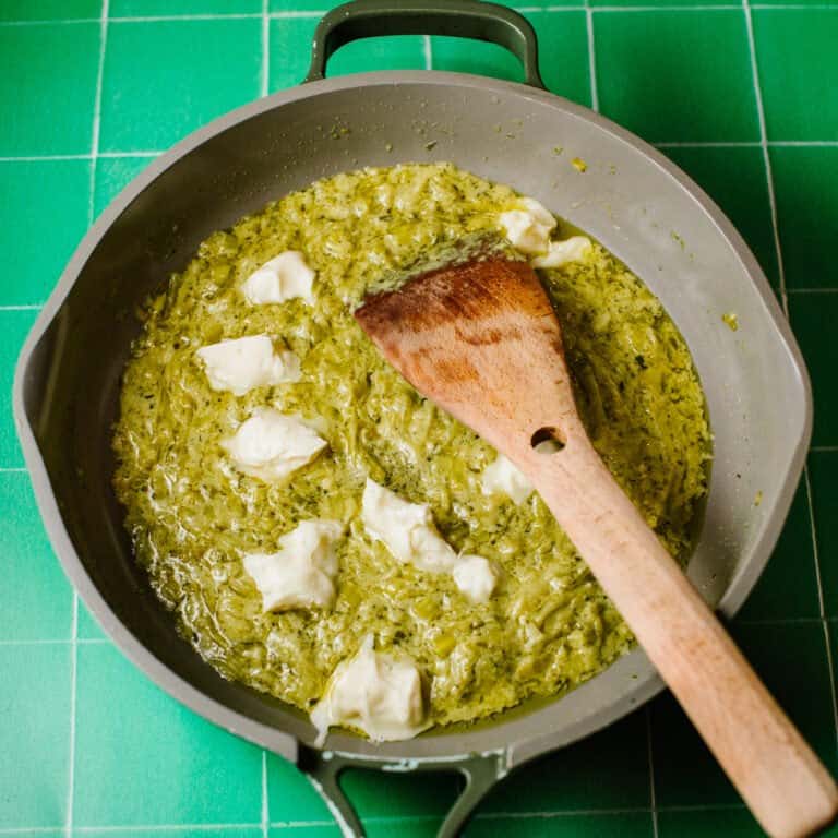 A pan full of cheesy leeks, with tender, caramelised leeks coated in a rich, gooey cheese sauce. Best side dishes recipes.